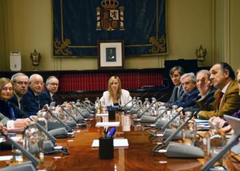Archivo - La presidenta del CGPJ, Isabel Perelló(c), durante el pleno extraordinario que celebra el Consejo General del Poder Judicial (CGPJ), en relación con la Disposición Adicional de la Ley Orgánica 3/2024, de 2 de agosto, a 5 de febrero de 2025, en MCGPJ - Archivo