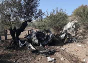 Palestinos observan los restos de un automóvil en el lugar donde las fuerzas israelíes mataron a tres palestinos durante una incursión en la gobernación de Yenín, CisjordaniaEuropa Press/Contacto/Mohammed Nasser