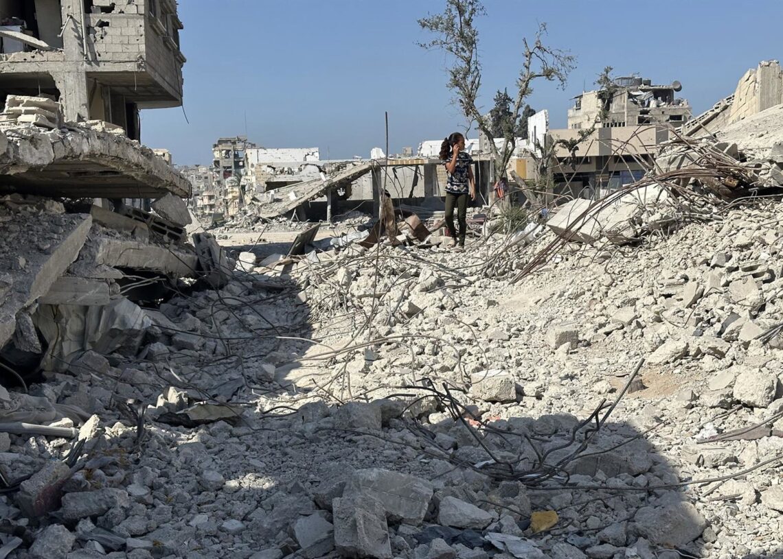 Palestinos regresan al centro de Jan Yunis, en el sur de la Franja de Gaza, para inspeccionar sus casas dañadas y comenzar las primeras reparaciones, a pesar de la destrucción generalizada y los limitados recursos Europa Press/Contacto/Tamer Ibrahim