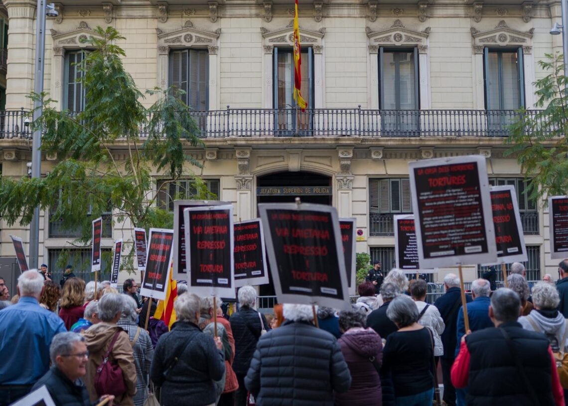 Archivo - Manifestantes piden el traslado de la Jefatura de Policía de Via LaietanaLORENA SOPENA - EUROPA PRESS - Archivo