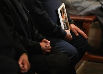 Archivo - Un hombre sujeta una imagen durante la misa funeral por los fallecidos en las inundaciones provocadas por la DANA, en la Catedral de Valencia, a 9 de diciembre de 2024, en Valencia, Comunidad Valenciana (España). Jorge Gil - Europa Press - Archivo