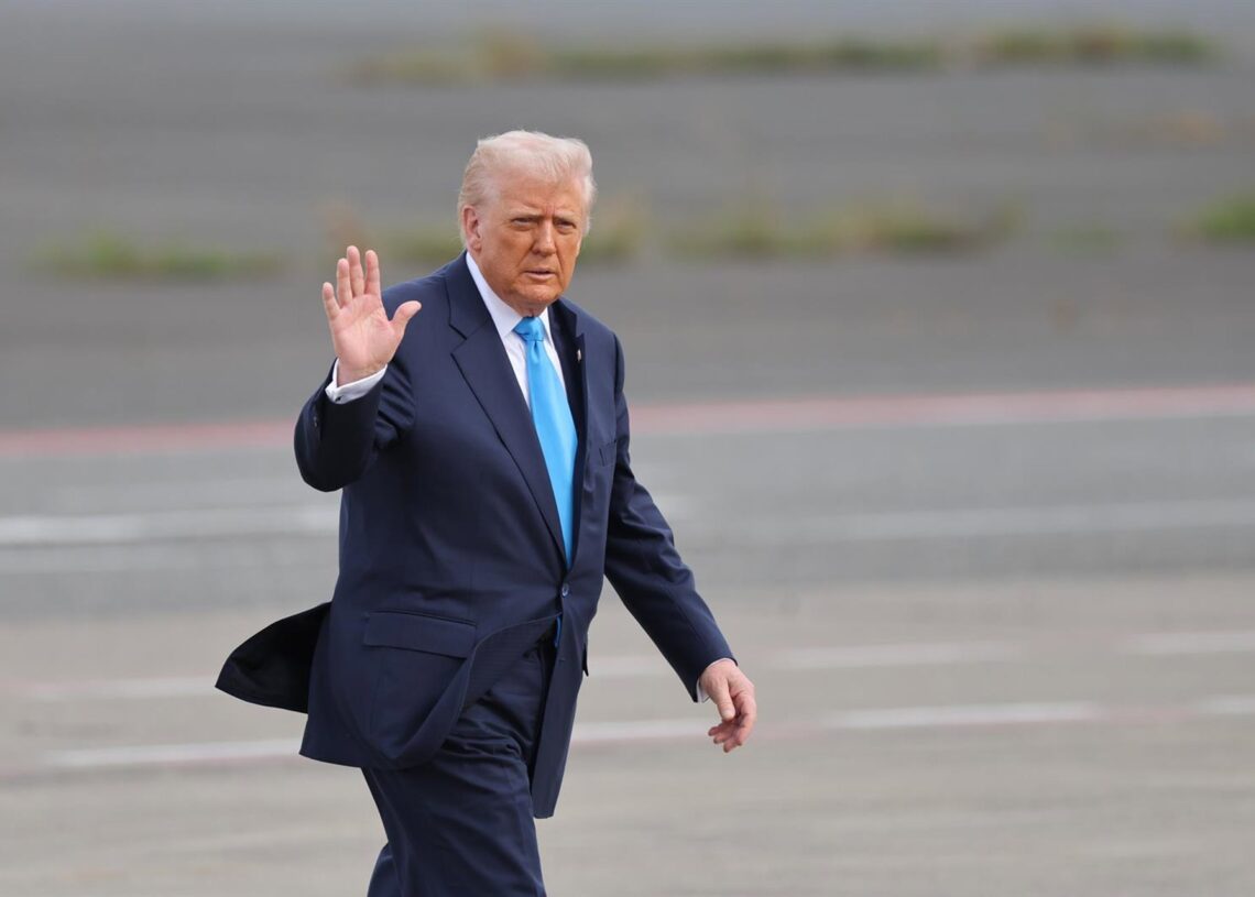 El presidente de Estados Unidos, Donald Trump, dirigiéndose al Air Force One para volar a Corea del Sur tras su visita oficial a JapónEuropa Press/Contacto/POOL