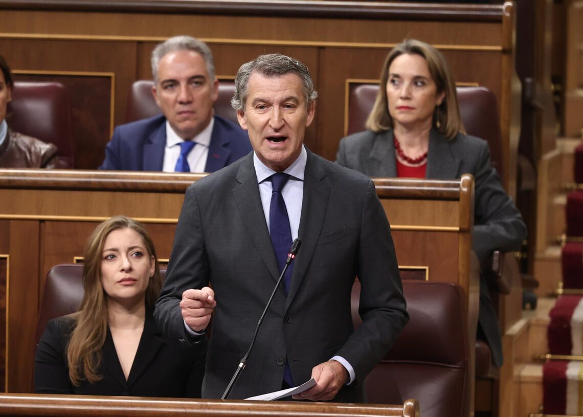 El presidente del PP, Alberto Núñez Feijo y la portavoz del grupo popular en el Congreso, Ester Muñoz, durante una sesión de control, en el Congreso de los Diputados, a 29 de octubre de 2025, en Madrid (España). Eduardo Parra - Europa Press