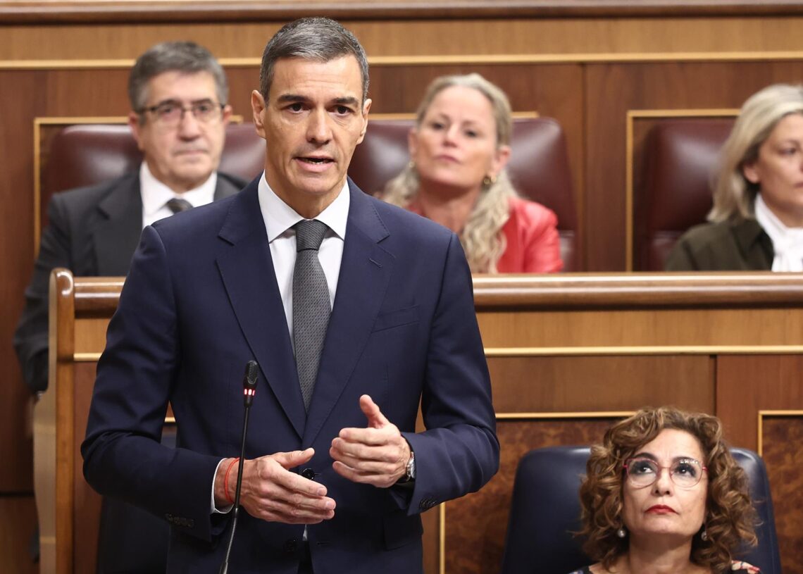 El presidente del Gobierno, Pedro Sánchez, y la vicepresidenta primera y ministra de Hacienda, María Jesús Montero, durante una sesión de control, en el Congreso de los Diputados, a 29 de octubre de 2025, en Madrid (España). Eduardo Parra - Europa Press