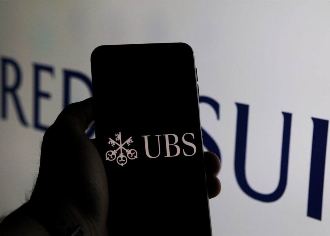 Archivo - 23 March 2023, Turkey, Gaziantep: The logo of the financial services company UBS is seen on the screen of a mobile in front of the logo of Credit Suisse Banks. Photo: Muhammad Ata/IMAGESLIVE via ZUMA Press Wire/dpaMuhammad Ata/Imageslive Via Zuma / Dpa - Archivo