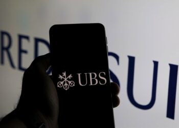 Archivo - 23 March 2023, Turkey, Gaziantep: The logo of the financial services company UBS is seen on the screen of a mobile in front of the logo of Credit Suisse Banks. Photo: Muhammad Ata/IMAGESLIVE via ZUMA Press Wire/dpaMuhammad Ata/Imageslive Via Zuma / Dpa - Archivo