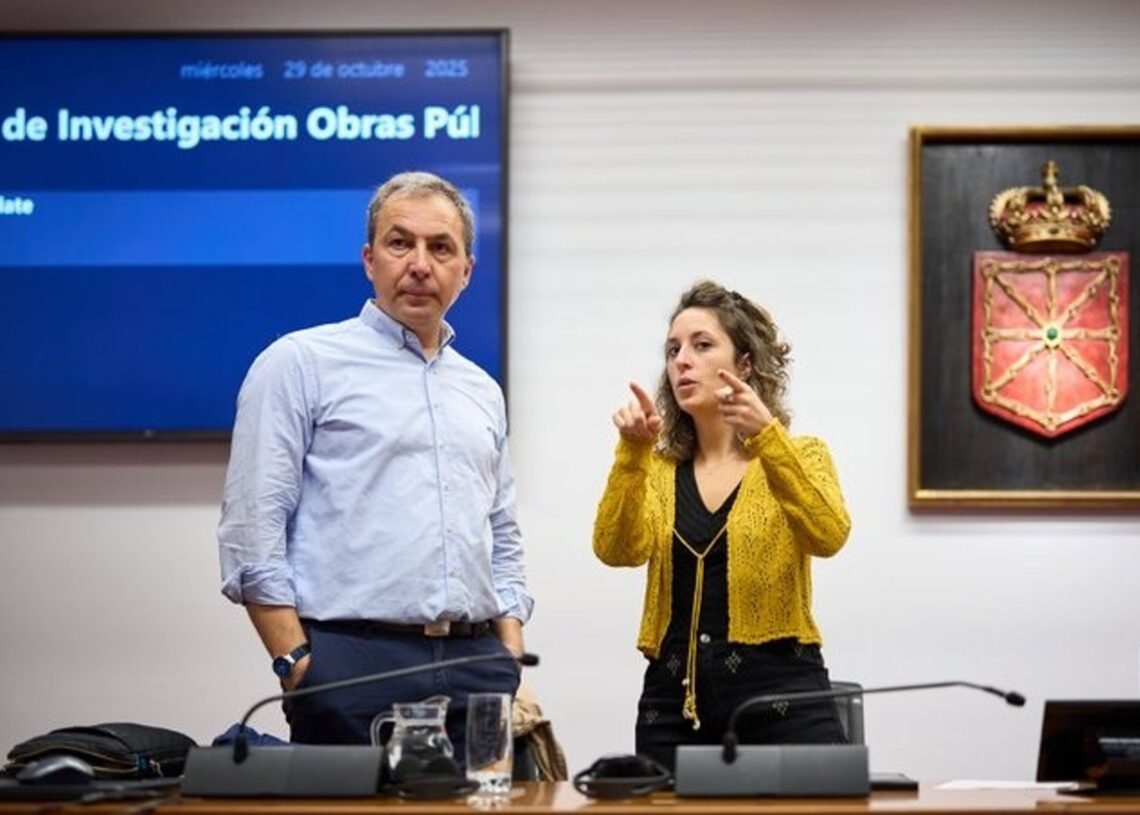 Pablo González, vocal de la mesa de contratación de las obras de duplicación del túnel de Belate, con la presidenta de la comisión de investigación del Parlamento de Navarra, Irati Jiménez.PARLAMENTO DE NAVARRA