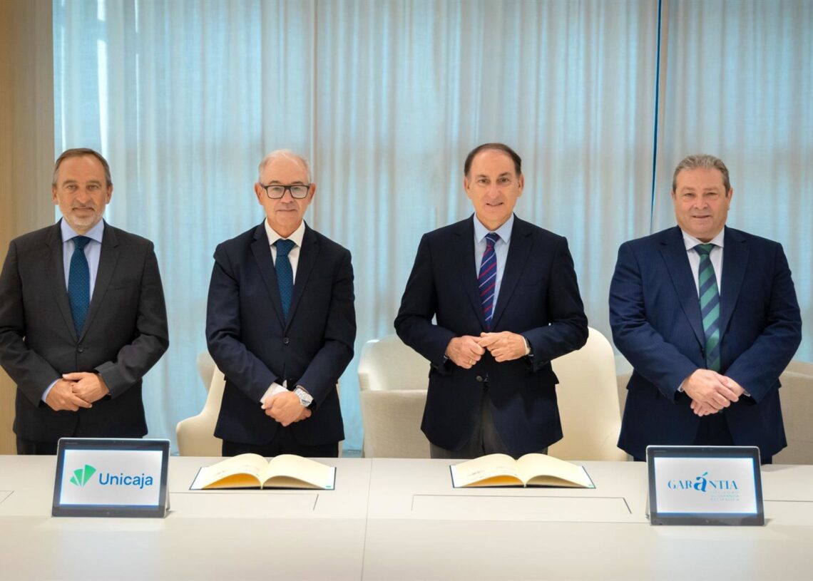 De izquierda a derecha, el director de Red Comercial de Unicaja, Agustín Sánchez; el CEO de Unicaja, Isidro Rubiales; el presidente de Garántia, Javier González de Lara, y el director general de Garántia, Antonio Vega.UNICAJA