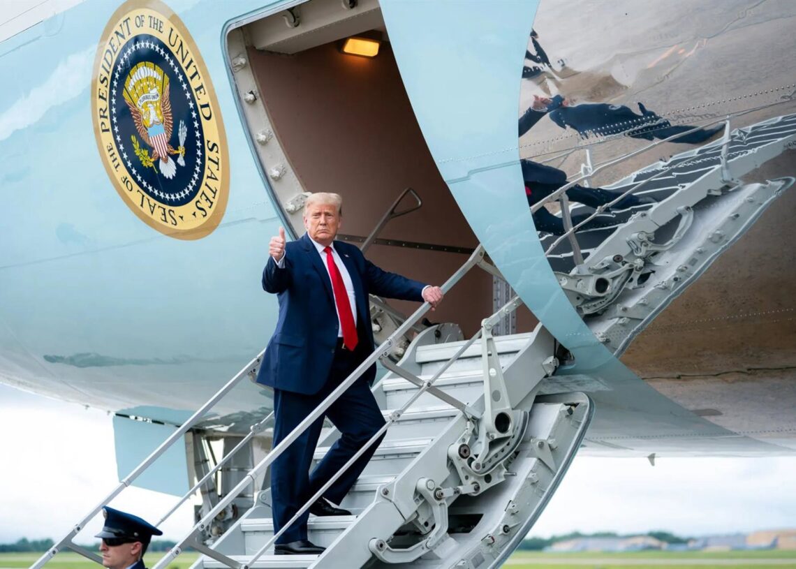 Archivo - Donald Trump, en las escaleras del Air Force OnePRESIDENCIA DE EEUU - Archivo