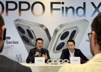 El CEO de OPPO Europa, Elvis Zhou, y el CEO de OPPO en España, Kevin Cho, en rueda de prensa tras la presentación de la serie Find X9 en BarcelonaEUROPA PRESS