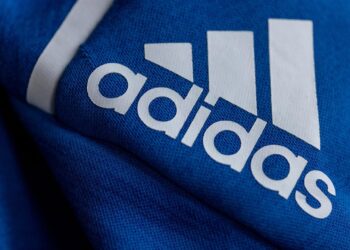 Archivo - FILED - 08 March 2022, Bavaria, Herzogenaurach: The logo of the sporting goods manufacturer Adidas is seen on a blue jacket. Photo: Daniel Karmann/dpaDaniel Karmann/dpa - Archivo