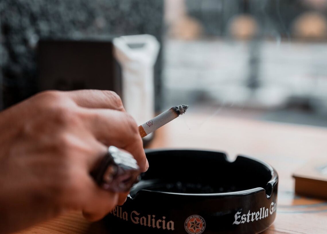 Archivo - Una persona fumando en la calle, a 20 de septiembre de 2024, en Madrid (España). Bruselas quiere que los estados miembro sean más estrictos en sus políticas antitabaco. La Comisión Europea ha pedido a los países que amplíen las prohibiciones a lRicardo Rubio - Europa Press - Archivo