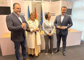 El presidente de la Cámara de Comercio de Oviedo, Carlos Panieceres; la vicepresidenta, Gimena Llamedo; la vicepresidenta segunda de la Cámara de Comercio de Gijón, Teresa Fernández; y el presidente de la Cámara de Comercio de Avilés, Daniel González.PRINCIPADO
