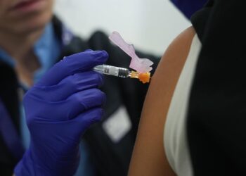 Una persona se vacuna, en un centro de refuerzo de vacunación frente a la gripe, a 24 de octubre de 2025, en Bilbao, Vizcaya, País Vasco (España).H.Bilbao - Europa Press