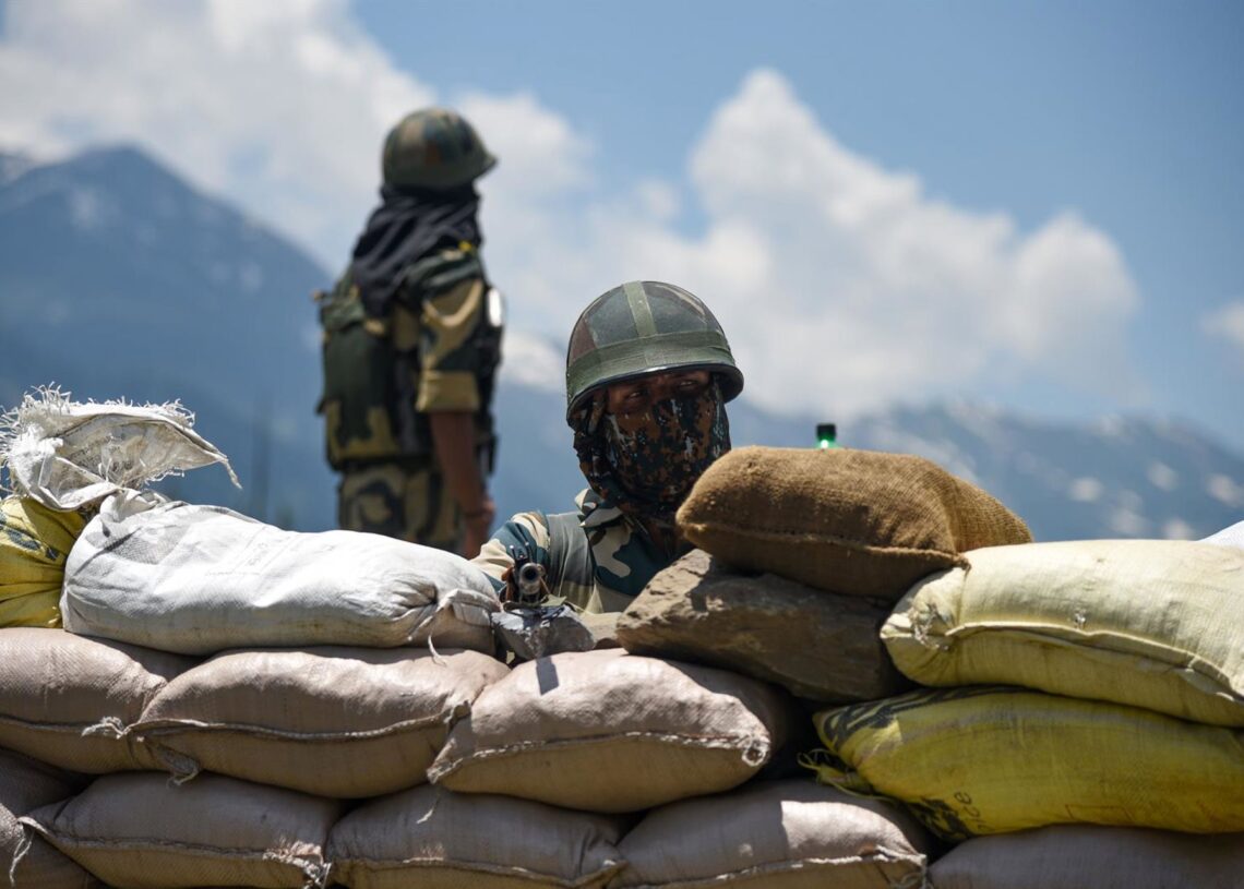 Archivo - Un militar indio en la zona en disputa de LadajIdrees Abbas/SOPA Images via ZUM / DPA - Archivo