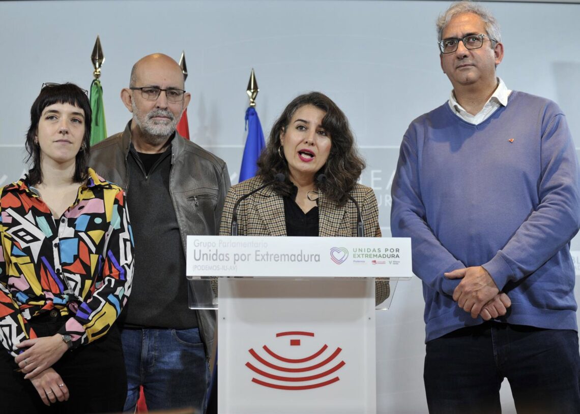 Archivo - La portavoz de Unidas por Extremadura, Irene de Miguel, junto al resto de diputados de la formación en la Asamblea, ofrece una rueda de prensaASAMBLEA DE EXTREMADURA - Archivo