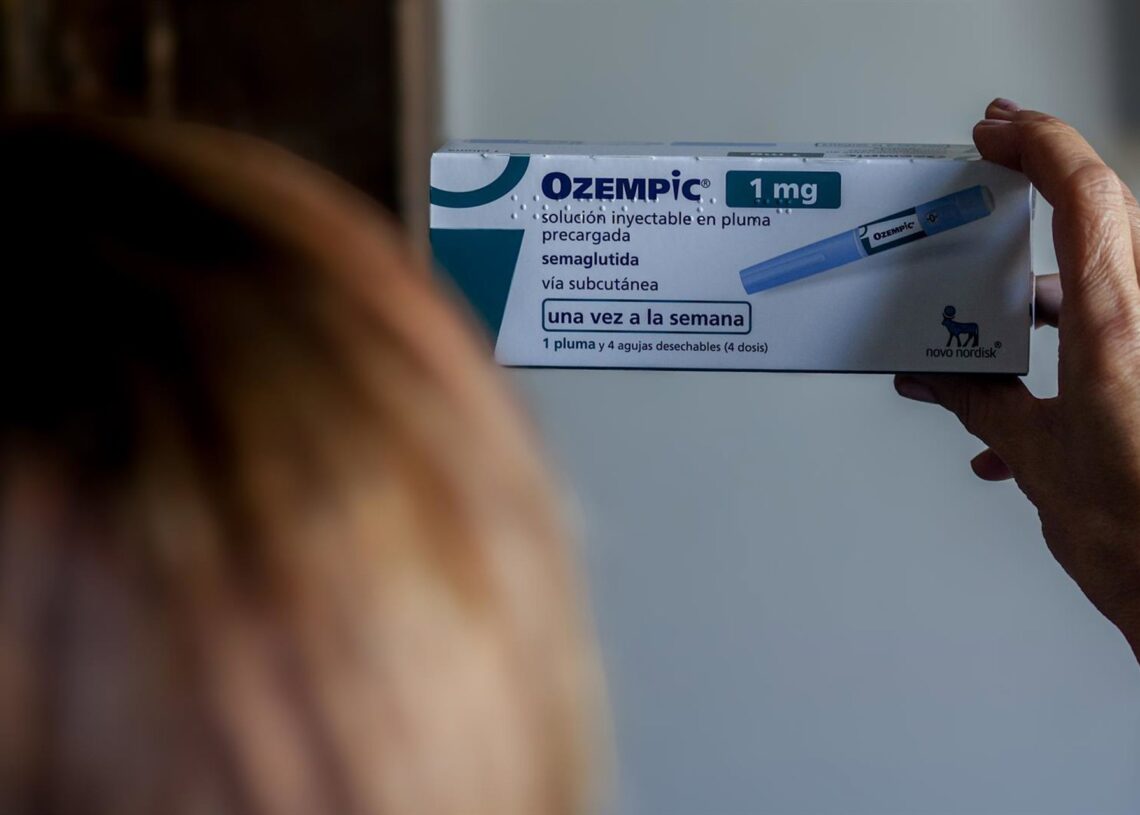 Archivo - Una persona sosteniendo una caja de Ozempic.Ricardo Rubio - Europa Press - Archivo
