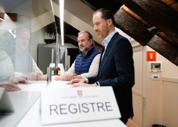 El portavoz del PP en el Parlament, Juan Fernández, registra la propuesta del grupoPP