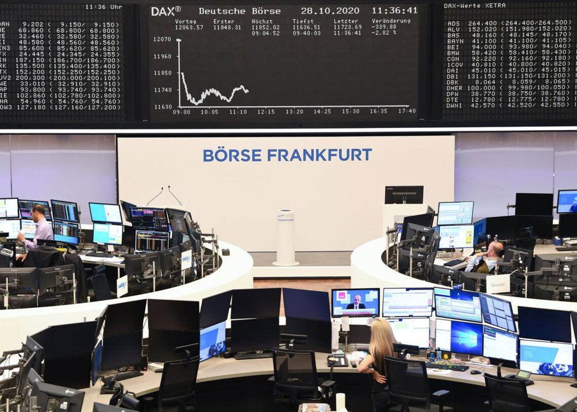 Archivo - 28 October 2020, Hessen, Frankfurt/Main: The Dax curve of the Frankfurt Stock Exchange shows falling prices. Photo: Arne Dedert/dpaArne Dedert/dpa - Archivo