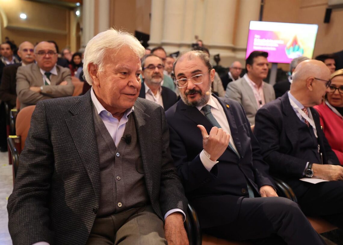 Archivo - El expresidente del Gobierno de España Felipe González y el presidente del Gobierno de Aragón, Javier Lambán (d), inauguran el foro 'El desafío de los grandes incendios forestales. Impactos en el territorio'.Fabián Simón - Europa Press - Archivo