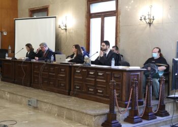 Los acusados de asesinato de un bebé al arrojarlo a un contenedor durante el juicio en la Audiencia Provincial.Isaac Buj - Europa Press