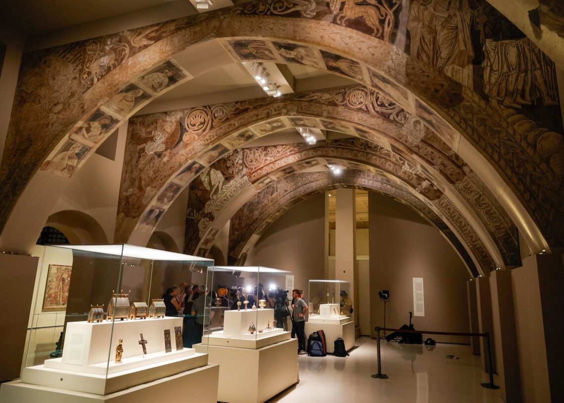 Archivo - Varias personas observan las pinturas murales del Monasterio de Sijena expuestas en el Museu Nacional d’Art de Catalunya (MNAC), a 29 de mayo de 2025, en Barcelona, Catalunya (España). Kike Rincón - Europa Press - Archivo