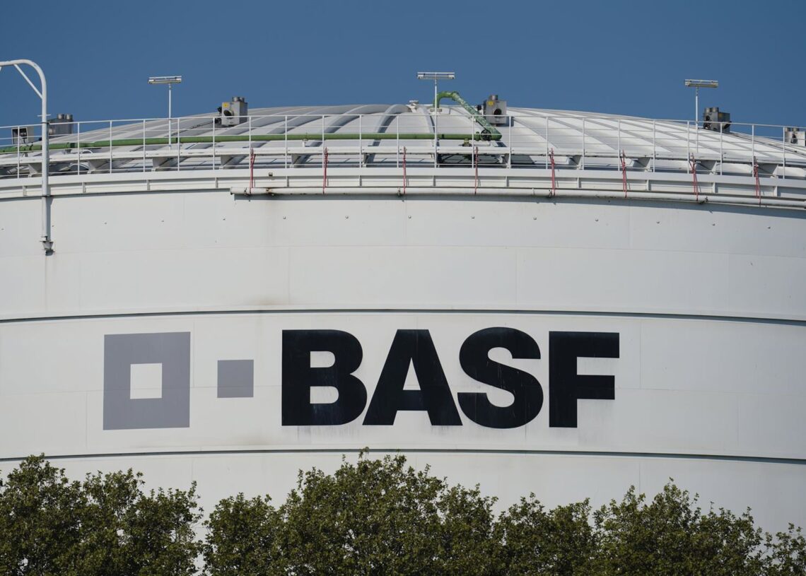 Archivo - FILED - 27 April 2020, Rhineland-Palatinate, Ludwigshafen: A logo of the chemical company BASF is seen on a large storage container at the main plant. The chief executive of German chemical company BASF has defended his austerity programme, citiUwe Anspach/Deutsche Presse-Agen / DPA - Archivo