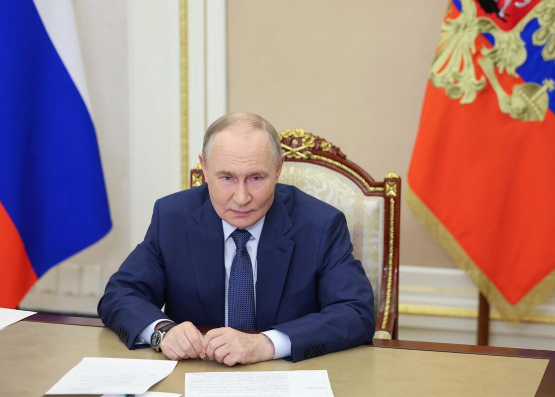 El presidente de Rusia, Vladimir Putin, durante una reunión por videoconferencia con el Gobierno ruso desde el KremlinEuropa Press/Contacto/Alexander Kazakov