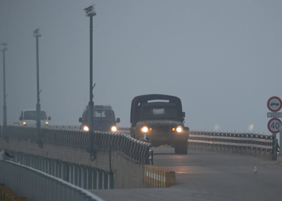 Archivo - Varios vehículos militares de Corea del Sur cruzan un puente cerca de la frontera con Corea del Norte.-/YNA/dpa - Archivo