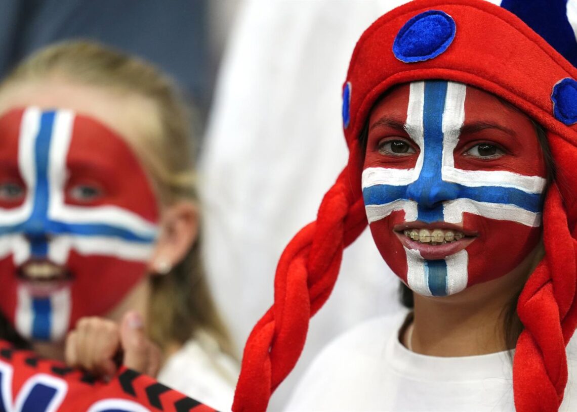 Archivo - 16 July 2025, Switzerland, Geneve: Norway fans wearing facepaint of the Norway national flag ahead of the UEFA Women's Euro 2025 quarter-final soccer match between Norway and Italy at the Stade de Geneve. Photo: Nick Potts/PA Wire/dpa - ACHTUNG:Nick Potts/PA Wire/dpa - Archivo