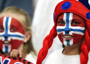 Archivo - 16 July 2025, Switzerland, Geneve: Norway fans wearing facepaint of the Norway national flag ahead of the UEFA Women's Euro 2025 quarter-final soccer match between Norway and Italy at the Stade de Geneve. Photo: Nick Potts/PA Wire/dpa - ACHTUNG:Nick Potts/PA Wire/dpa - Archivo