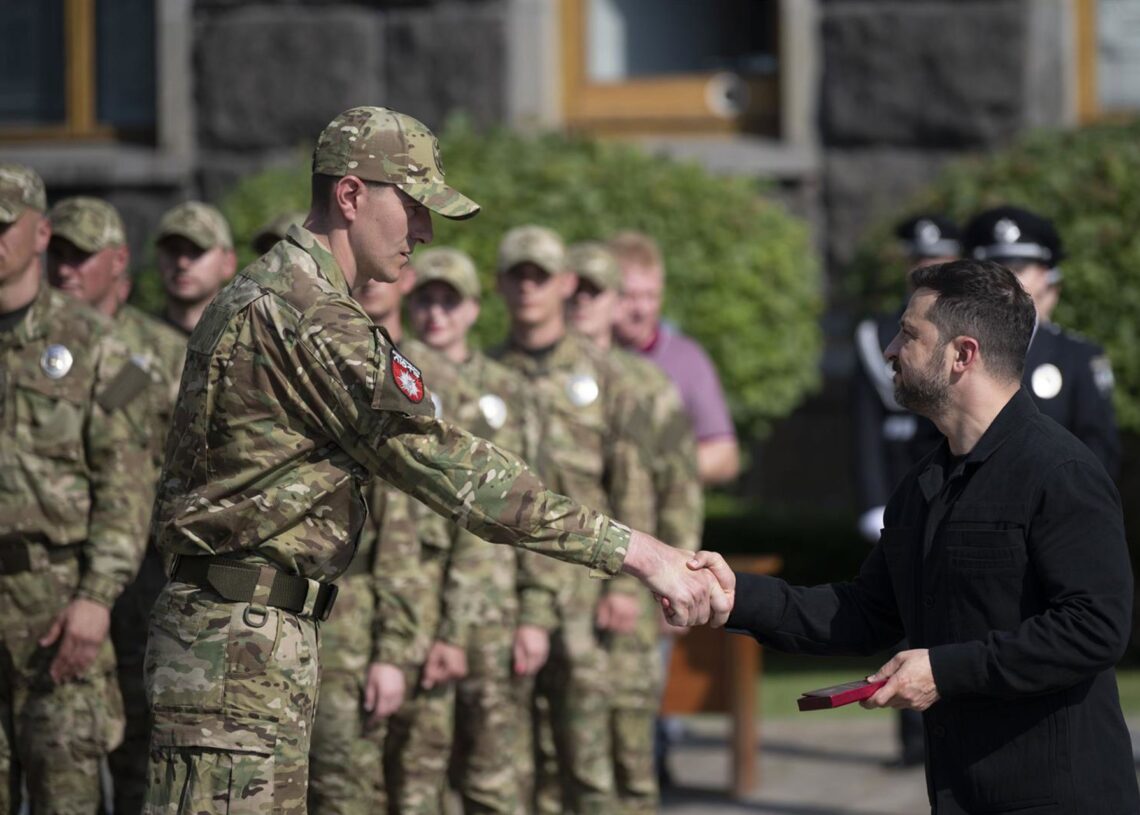 Archivo - El presidente de Ucrania, Volodimir Zelenski, saluda a un grupo de efectivos.Europa Press/Contacto/PRESIDENT OF UKRAINE