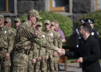 Archivo - El presidente de Ucrania, Volodimir Zelenski, saluda a un grupo de efectivos.Europa Press/Contacto/PRESIDENT OF UKRAINE