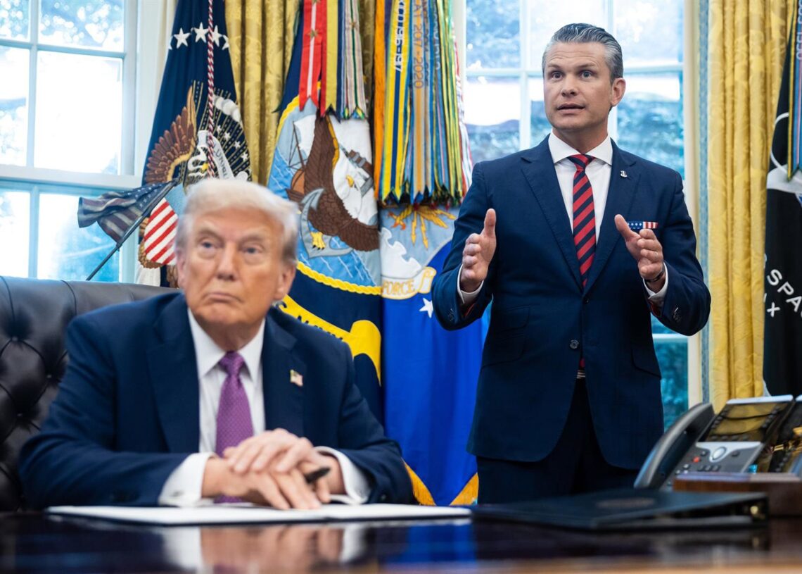Archivo - El presidente de Estados Unidos, Donald Trump, y el secretario de Defensa, Pete Hegseth, en el Despacho Oval de la Casa BlancaEuropa Press/Contacto/Francis Chung - Pool via CNP