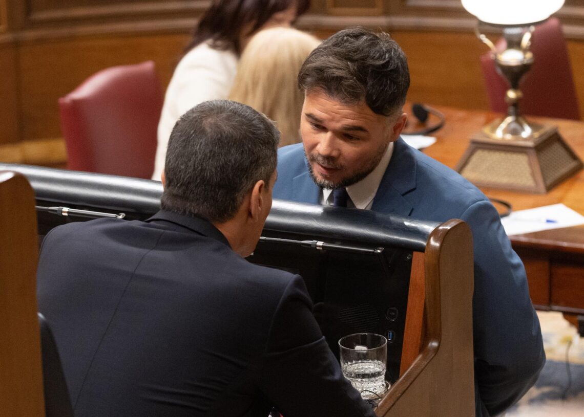Archivo - El presidente del Gobierno, Pedro Sánchez (i) y el portavoz de ERC en el Congreso, Gabriel Rufián (d), conversan durante una sesión plenariaEduardo Parra - Europa Press - Archivo