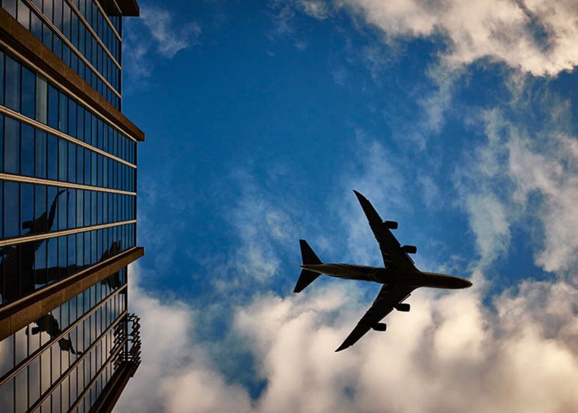Archivo - Avión volando.JUNTA DE ANDALUCÍA - Archivo
