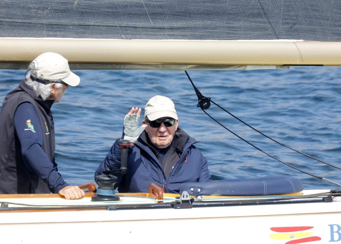 Archivo - El Rey Juan Carlos desembarcando, a 17 de mayo de 2025, en Sanxenxo (España).José Ramón Hernando - Europa Press - Archivo