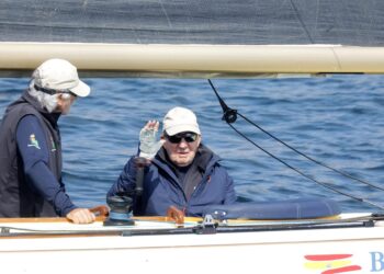 Archivo - El Rey Juan Carlos desembarcando, a 17 de mayo de 2025, en Sanxenxo (España).José Ramón Hernando - Europa Press - Archivo