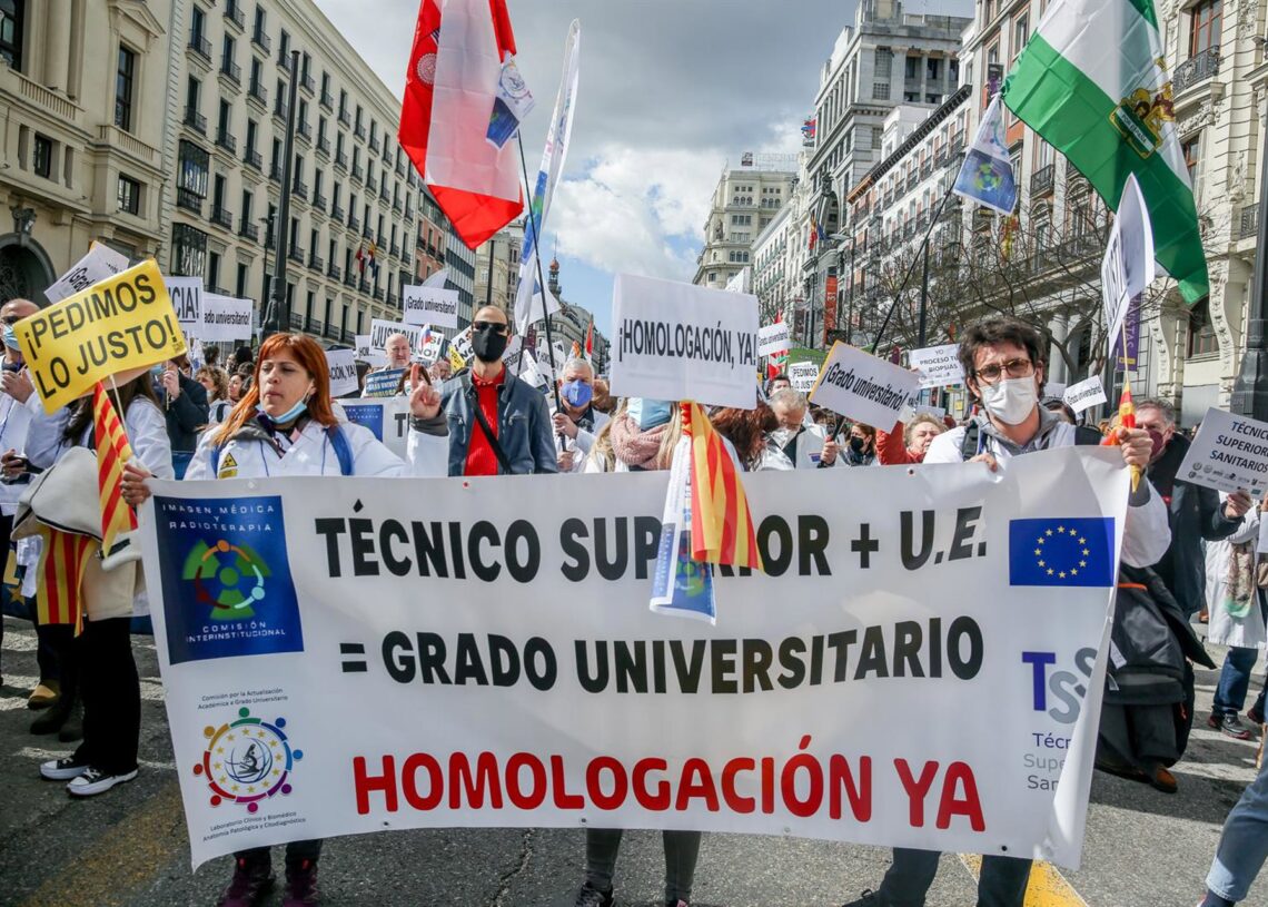 Archivo - Imagen de archivo de varios manifestantes, con batas blancas y pancartas, en la marcha de Técnicos Superiores Sanitarios para reclamar el Grado Universitario, en 2022.Ricardo Rubio - Europa Press - Archivo
