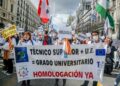 Archivo - Imagen de archivo de varios manifestantes, con batas blancas y pancartas, en la marcha de Técnicos Superiores Sanitarios para reclamar el Grado Universitario, en 2022.Ricardo Rubio - Europa Press - Archivo