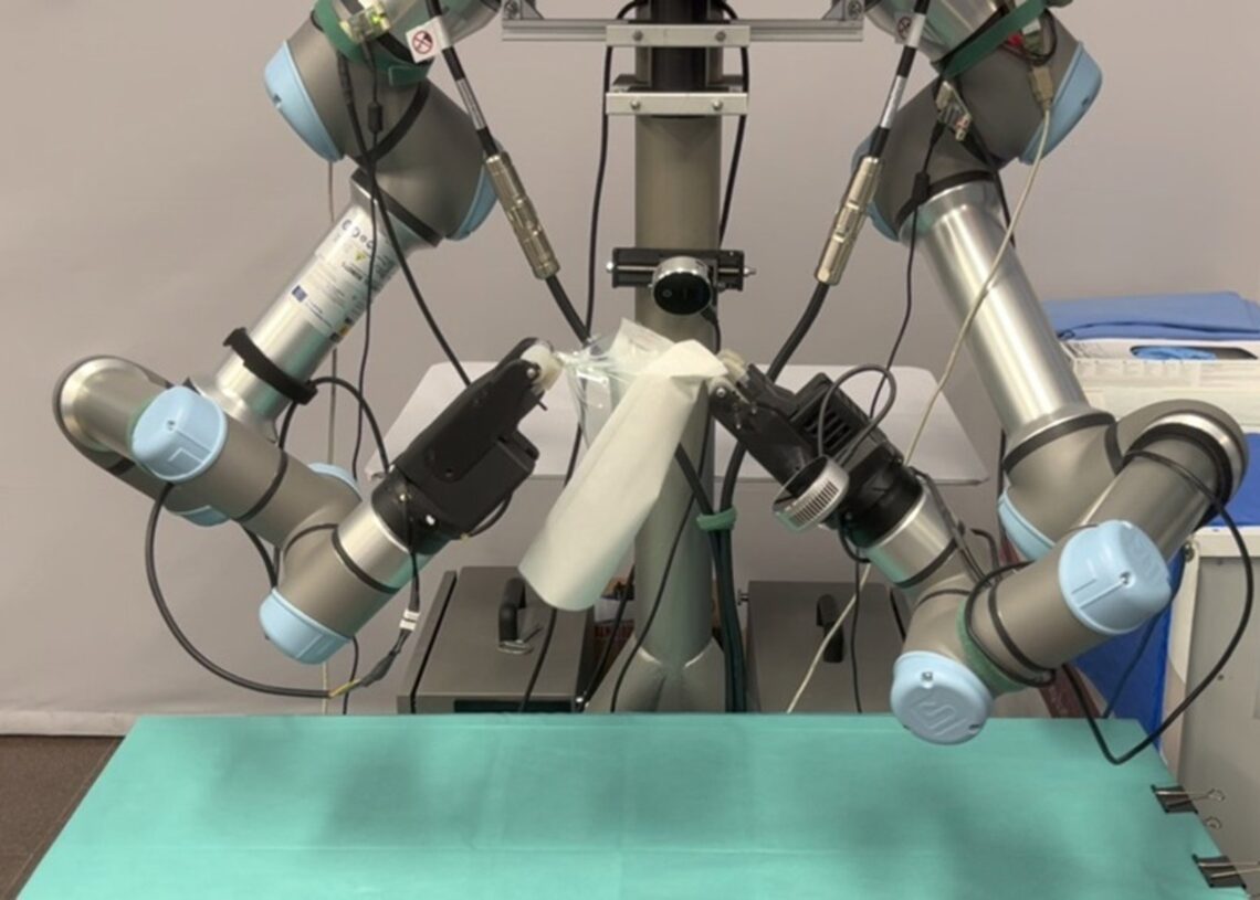 Imagen del sistema robótico abriendo una bolsa estéril.JÚLIA BORRÀS (IRI, CSIC-UPC)