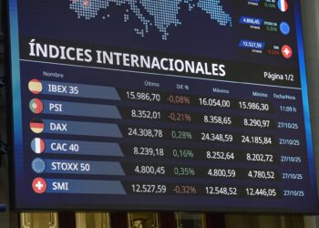 Paneles del Ibex en el Palacio de la Bolsa de Madrid, a 28 de octubre de 2025, en Madrid (España). Jesús Hellín - Europa Press