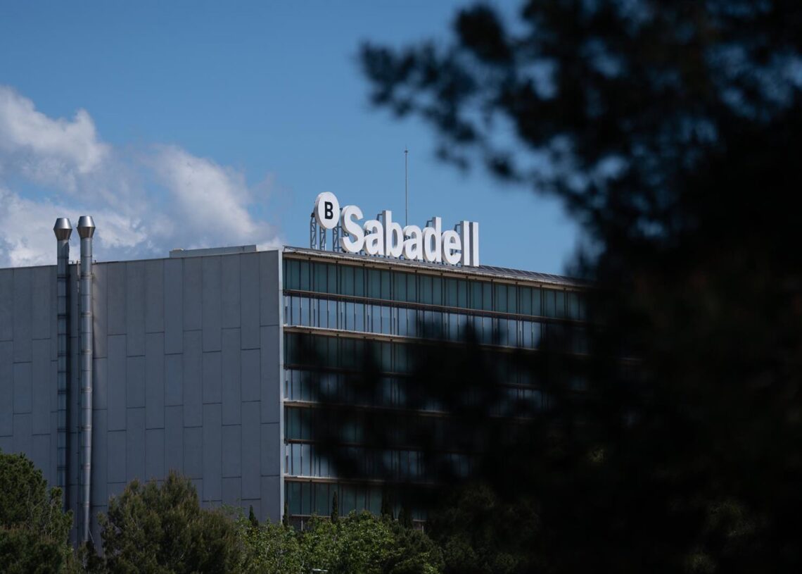 Archivo - Exterior de la sede de Banco Sabadell, a 17 de abril de 2025, en Barcelona, Cataluña (España).David Zorrakino - Europa Press - Archivo