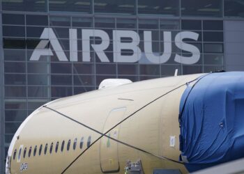 Archivo - FILED - 12 July 2021, Hamburg: A segment of an Airbus A350 fuselage stands in front of a production hall on the factory premises of aircraft manufacturer Airbus.Marcus Brandt/dpa - Archivo
