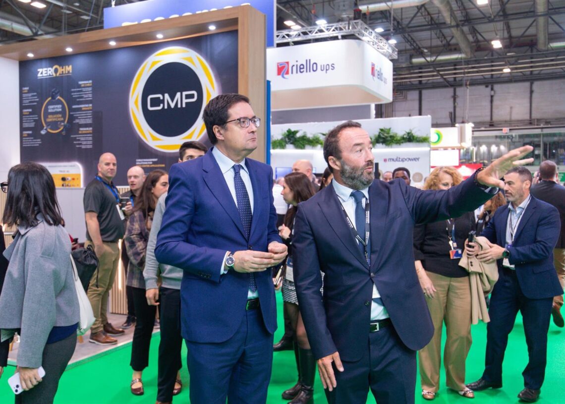 El ministro para la Transformación Digital y de la Función Pública, Óscar López (i), visita la quinta edición de la feria Tech Show Madrid, en IFEMA, a 29 de octubre de 2025, en Madrid (España). Gustavo Valiente - Europa Press
