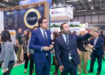 El ministro para la Transformación Digital y de la Función Pública, Óscar López (i), visita la quinta edición de la feria Tech Show Madrid, en IFEMA, a 29 de octubre de 2025, en Madrid (España). Gustavo Valiente - Europa Press