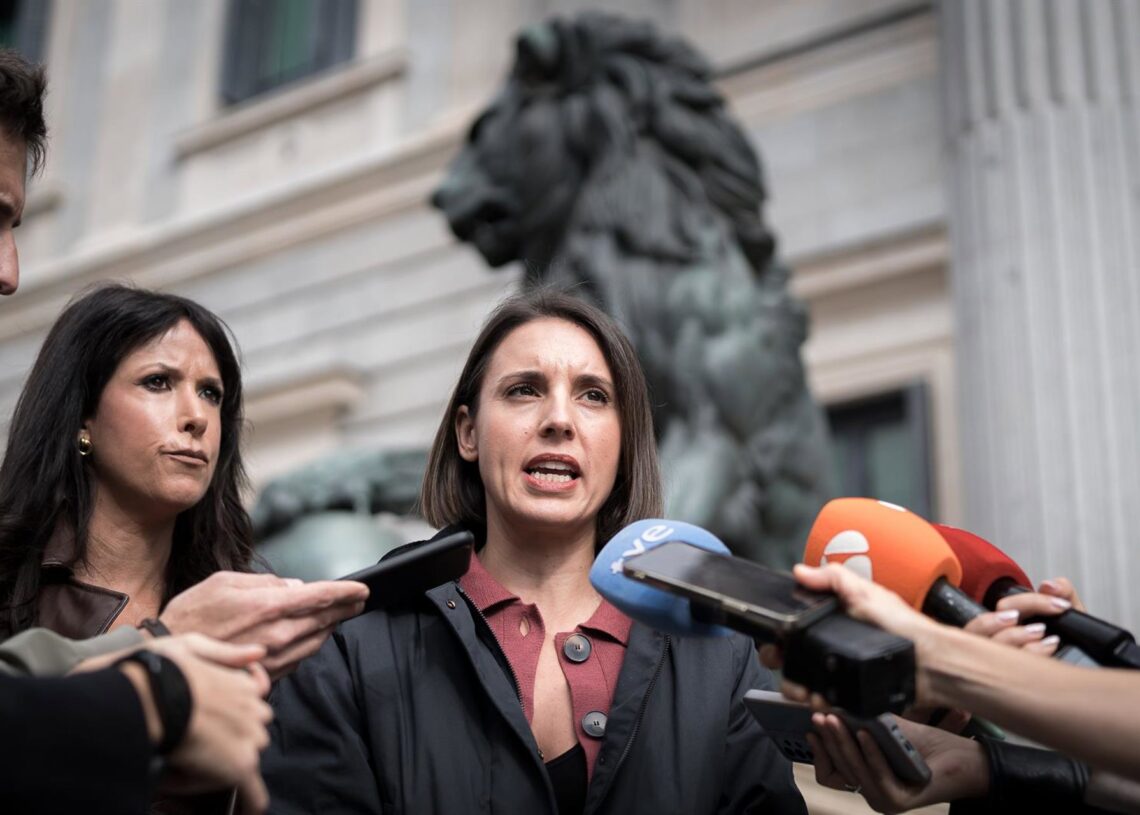 La secretaria política de Podemos, Irene Montero (d), y la diputada Martina Velarde (i),atienden a los medios tras el registro de una iniciativa en apoyo a la comunicadora Cristina Fallarás y en contra la violencia machista en el Congreso de los DiputadosDiego Radamés - Europa Press