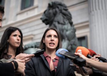 La secretaria política de Podemos, Irene Montero (d), y la diputada Martina Velarde (i),atienden a los medios tras el registro de una iniciativa en apoyo a la comunicadora Cristina Fallarás y en contra la violencia machista en el Congreso de los DiputadosDiego Radamés - Europa Press