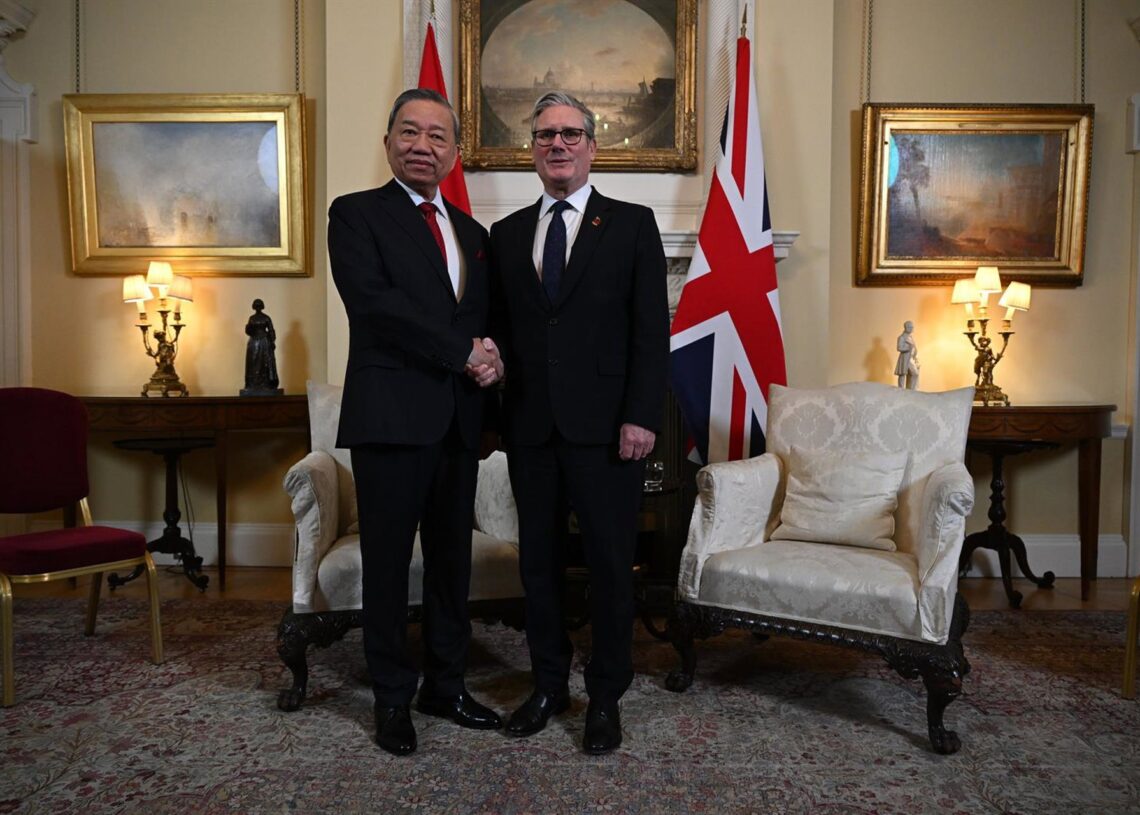 El primer ministro británico, Keir Starmer, recibe al secretario general del Partido Comunista de Vietnam, To Lam, en LondresLeon Neal/PA Wire/dpa