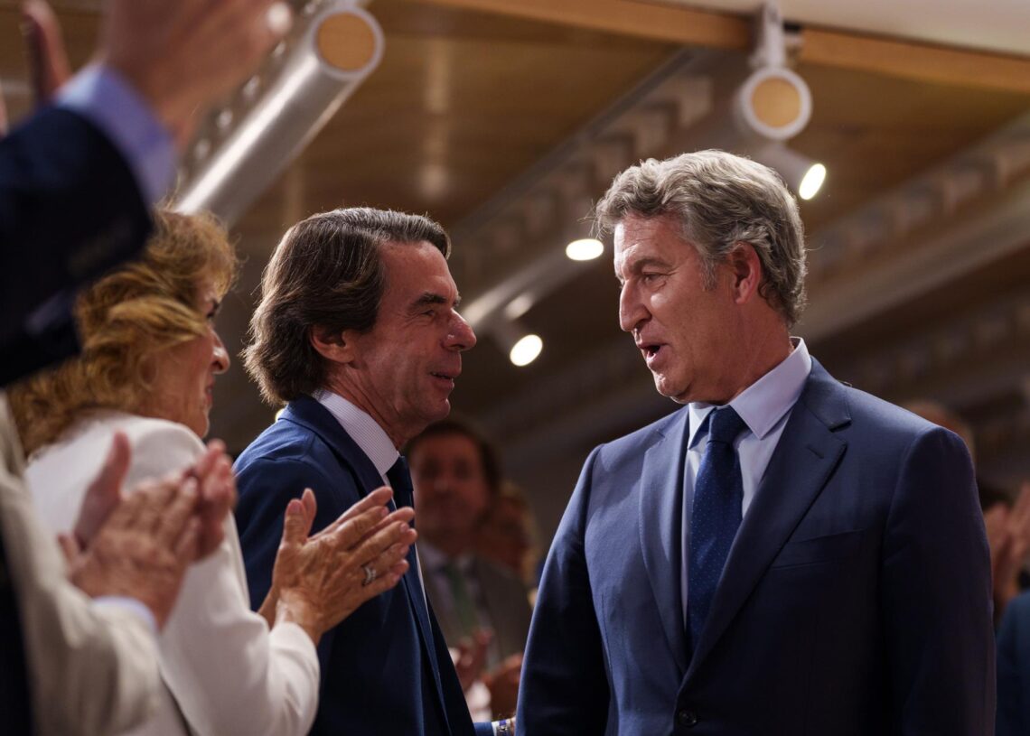 Archivo - El expresidente del Gobierno, José María Aznar, y el presidente del PP, ALberto Núñez Feijóo, durante la clausura del Campus FAES, a 19 de septiembre de 2025, en Madrid (España).Matias Chiofalo - Europa Press - Archivo